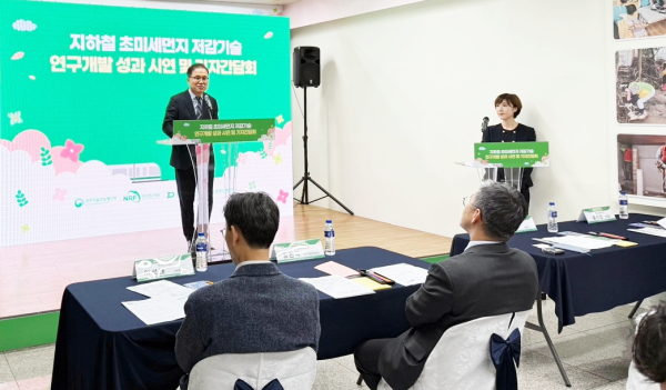 24일, '친환경 초미세먼지 저감기술 실증사업' 개발 성과 시연회를 서대전네거리역서 개최(사진 가운데는 대전교통공사 박필우 기술이사)