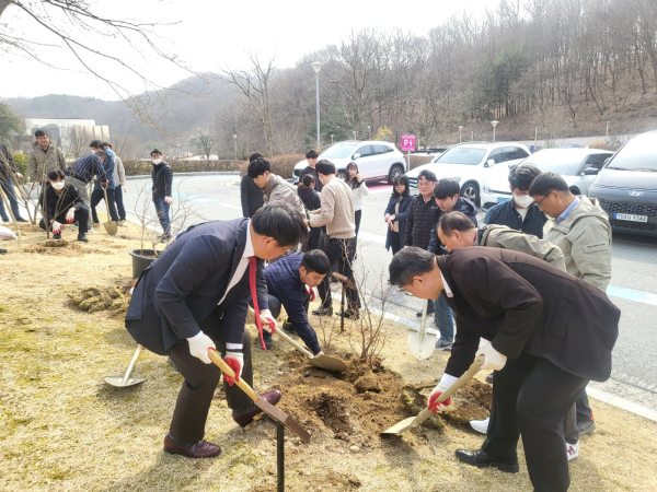 세종시설공단 식목일 기념 나무심기 행사 식재사진