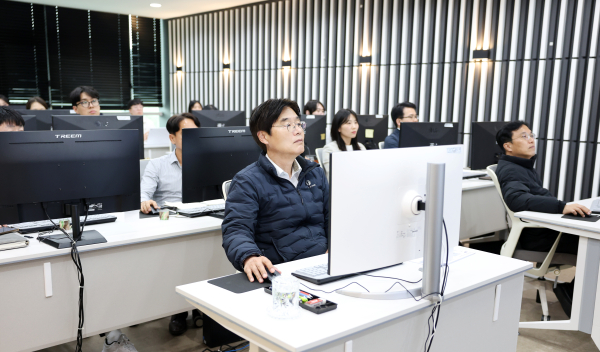 김형렬 행복청장(맨 앞줄 가운데)이 ‘실습형 AI교육’ 실습에 참여하고 있다.