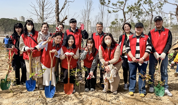 대전신세계 식목일 나무심기 봉사활동