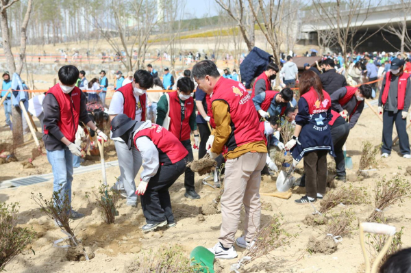 식목일 기념 나무심기 행사 진행 모습