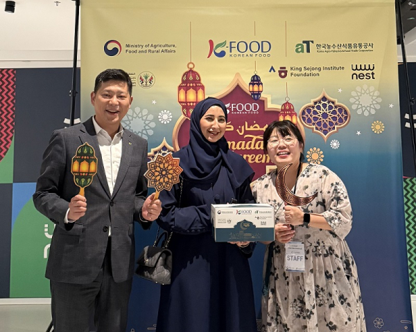 꾸러미 배포 현장을 찾은 로우다 알 카씨미 본부장  * 문화교류부 본부장 로우다 알 카씨미 (가운데)