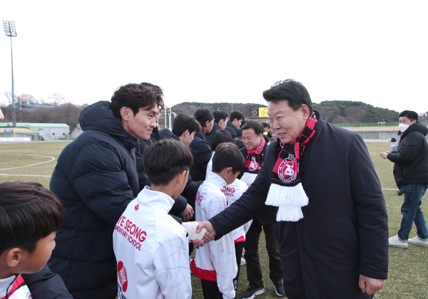 홈 경기 개막전에서 선수들을 격려하는 오성환 시장