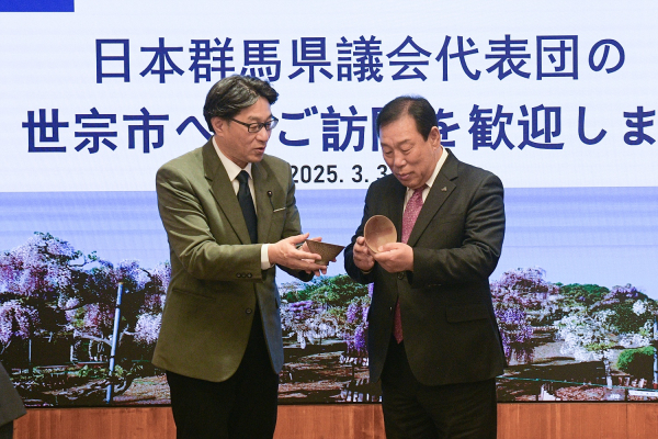 왼쪽부터 스도 가즈오미 군마현의회 의장, 최민호 시장 모습