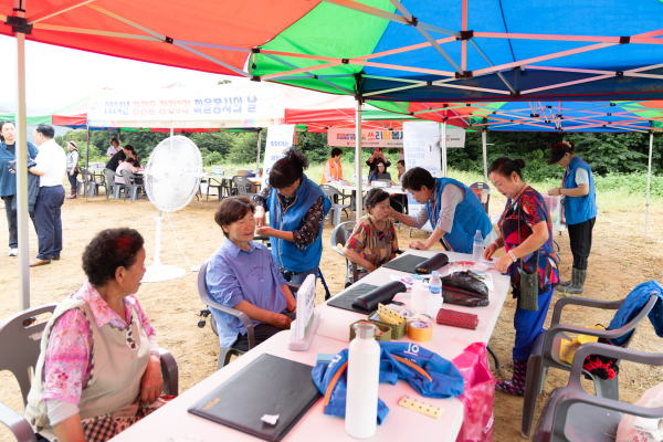 2024년 청양읍 정좌3리에서 주민들이 이미용 봉사를 받고 있다.