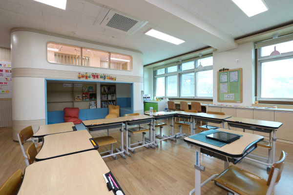 2024년 세종꿈마루 추진 학교인 전동초등학교를 방문하여 조성된 공간을 둘러보고 있다.