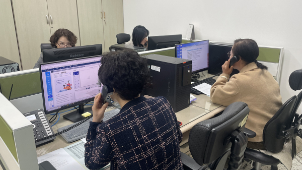 서산시청 세정과 사무실에서 체납세금 징수단이 전화상담을 하는 모습