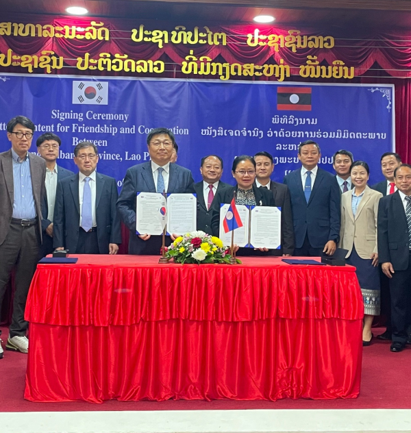 우호협력의향서 들고 있는 왼쪽부터 이승원 경제부시장, 루앙프라방주 시리폰 스프한통 부주지사