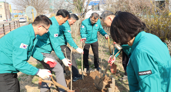 식목일 맞이 ‘나무 심기 캠페인’ 진행 모습