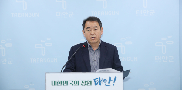 2일 군청 브리핑실에서 정례브리핑 중인 이종진 경제진흥과장.