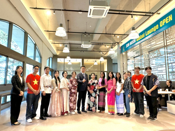 선문대가(중앙 문성제 총장) 다양한 국적인 외국인 유학생을 위한 글로벌 라운지를 마련하였다