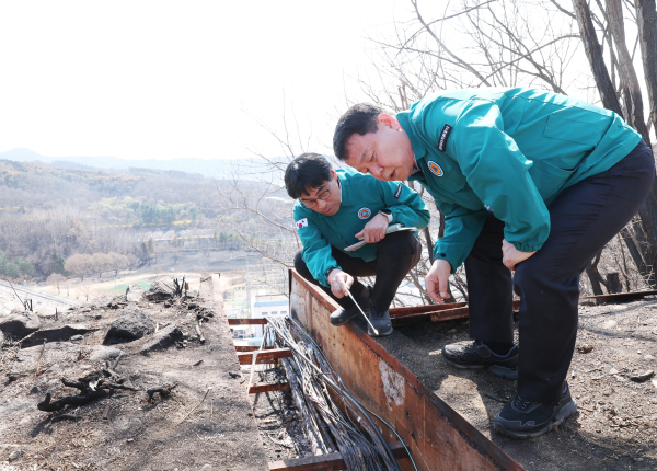 윤석대 한국수자원공사 사장(사진 앞쪽)이 산불 피해를 입은 안동시에 위치한 임하댐을 찾아 화재 발생 지역과 인접한 시설물점검