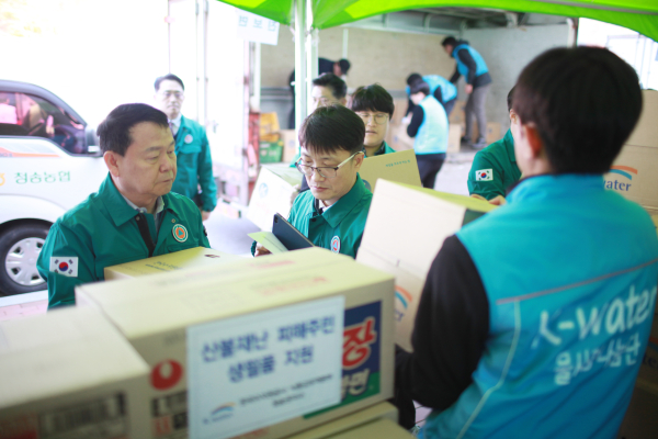 윤석대 한국수자원공사 사장(사진 왼쪽)과 임직원 봉사단이 산불피해 이재민이 머물고 있는 청송군의 청송국민체육센터를 찾아 식수 등 구호품을 전달하고 있다.