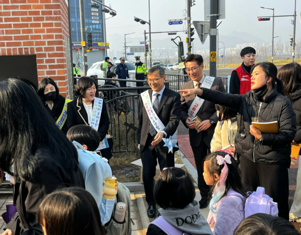 신호등레인저와 함께 어린이 교통안전 캠페인 진행 모습