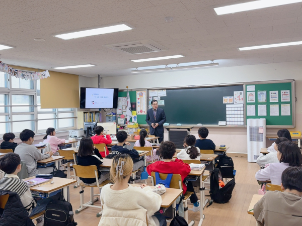인구교육 강사가 천안 월봉초등학교에서 인구교육을 진행하고 있다.