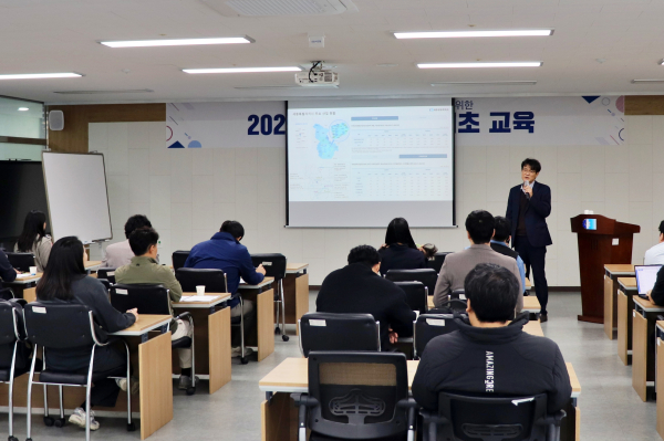 기업 임직원 30여명 대상 ESG 경영 기초 교육 진행 모습