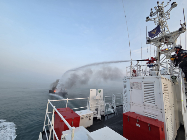 화재선박 진화 중인 보령해경