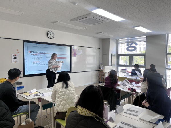 영국인 원어민 영어교사가 세종국제교육교류센터 런던(London)실에서 학부모 영어회화 기초반 수업을 진행하고 있다.