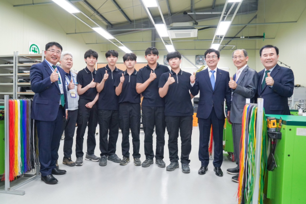 사진2_25년 충남기능경기대회(교육감님 천안공업고 학생들과 기념사진)