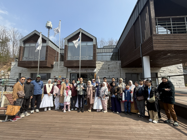 외국인 가족 대상 K-산림치유 프로그램 진행 모습