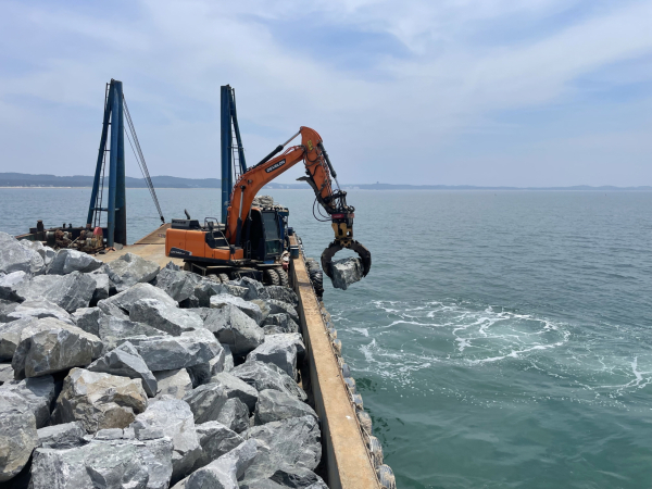 자연석 투석 모습(남면).