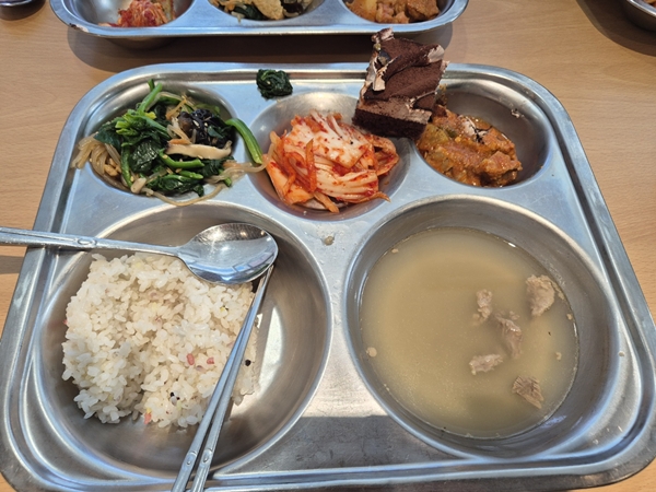 지난 7일 대전 한 중학교에 제공된 생일자의 날 급식 모습. 이날 국 메뉴는 미역국이었지만 미역이 없다.