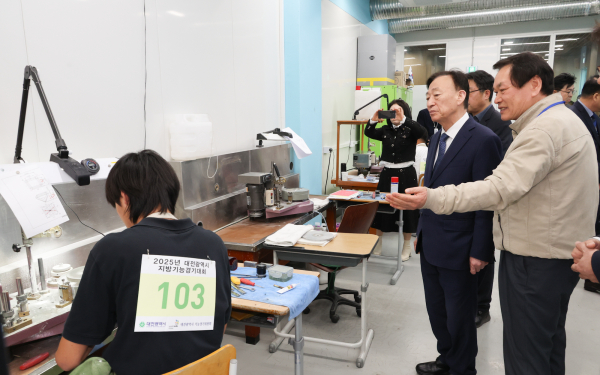 설동호 교육감, 2025년 대전시 기능경기대회 참가선수 격려 모습