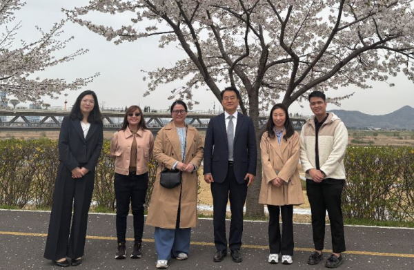 최형욱 시설사업국장(왼쪽에서 네번째)이 필리핀 기지전환개발청 칼랄로 수석부청장(왼쪽에서 세 번째)과 방문단에게 이응다리 등 주요 도시시설물에 대한 설명 후 기념촬영