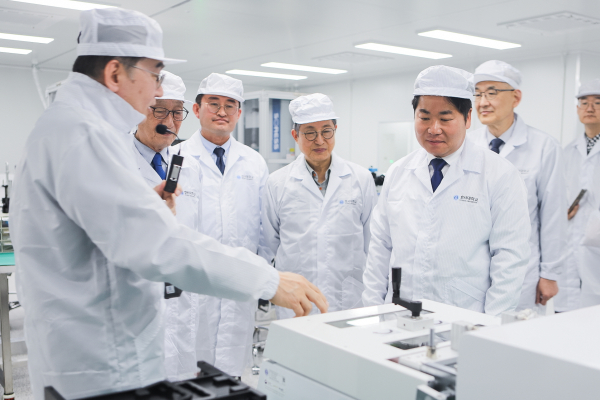 반도체공학과 정동철 교수가 반도체 공정에 관해 오세현 아산시장 등 기관장들에게 설명하고 있다