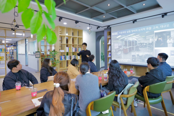 한국생명공학연구원 합성생물학연구센터를 방문에 비이오파운드리에 관한 설명을 듣고 장비를 관람하고 있다.