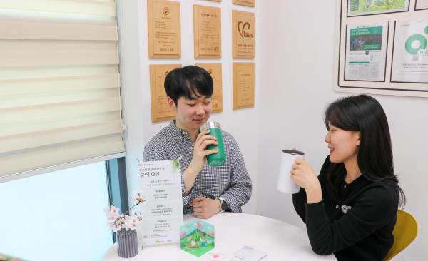 국립대전숲체원을 방문한 고객이 ‘그린 포레스트’를 즐기는 모습