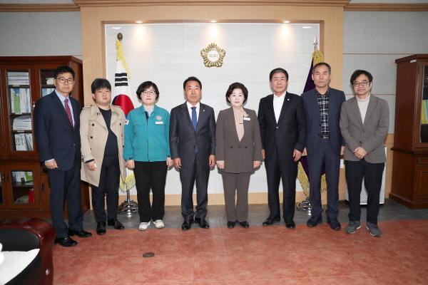 0일 태안군의회 의장실에서 열린 2024회계연도 결산검사위원 위촉식 모습.       (사진 좌측부터 조혁 위원, 백승기 위원, 박선의 위원, 신경철 대표위원, 전재옥 의장, 조항욱 위원, 장경후 위원, 이성현 위원)