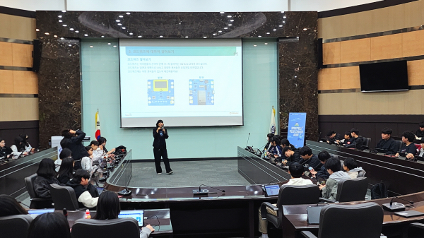 아산갈산중 학생들이 호서대에서 디지털 문해력 특강을 듣고 있다