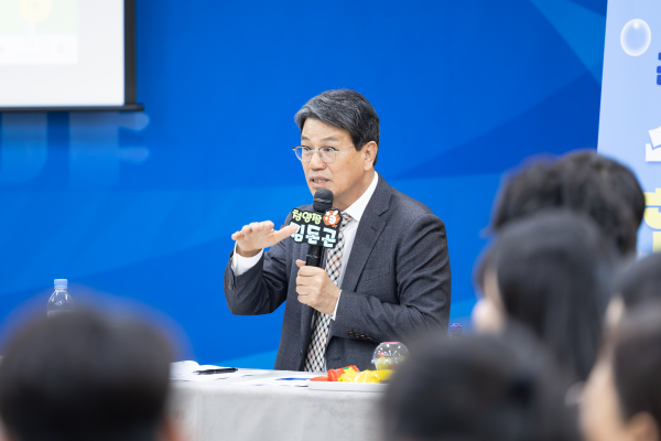 청양군 김돈곤 군수가 새내기 공무원들과 대화의 시간을 갖고 있다.