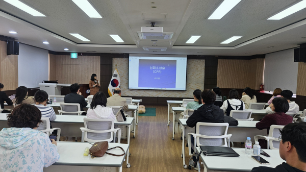 현장체험학습 안전요원 심폐소생술 연수 진행 모습