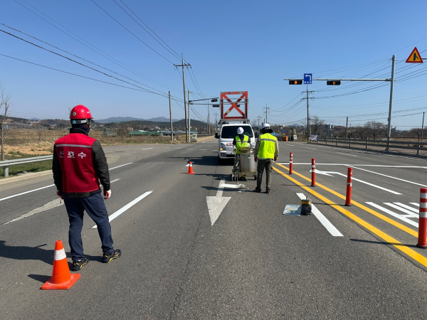 서산시 관내 차선도색 공사가 진행되는 모습