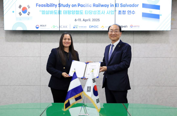 지난 10일, 수도권본부 상황실에서 이성해 국가철도공단 이사장(오른쪽)이 알바 누네즈 엘살바도르 공공사업교통부 협력국장(왼쪽)에게 수료장을 수여하고 함께 기념촬영