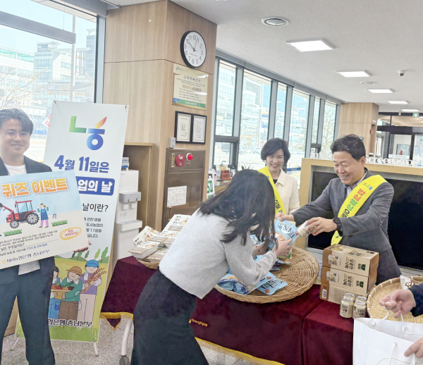박장순본부장(오른쪽에서 첫 번째)가 고객에게 쌀가공품을 전달하고 있다.