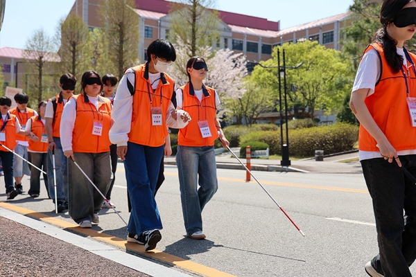 11일 오후 목원대 교정에서 사회복지학과 학생과 교직원이 휠체어 등을 타고 장애체험 가두행진을 벌이고 있다.