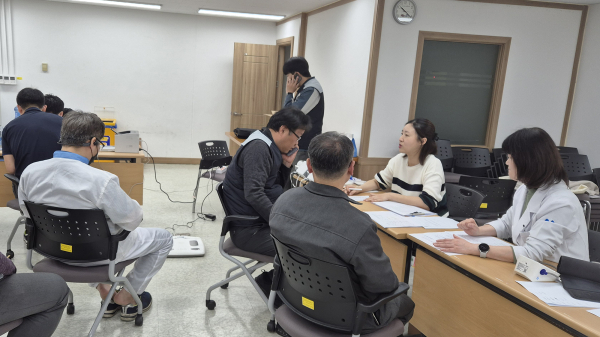 지난 8일 동희오토㈜ 사무실에서 만성질환관리 서비스 제공을 위한 건강검진이 진행되는 모습