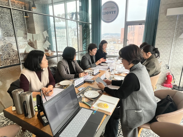 발달 코디네이터가 어린이집에서 영아의 발달 상황에 대한 검사와 모니터링을 실시한 후 교사와 부모에게 환경 솔루션을 하고 있다.