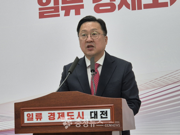 이장우 대전시장이 14일 시청 브리핑룸에서 조기 대선 불출마를 선언하고 있다.