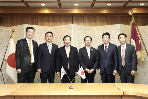 (왼쪽부터) 홍만표 세종시 해외협력관, 이호식 국제관계대사, 최민호 시장, 니시와키 타카토시 교토부 지사, 박영국 세종시문화관광재단 대표이사, 정진기 대외협력담당관