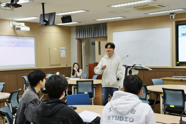 AI·SW 창업특강을 강의하고 있다