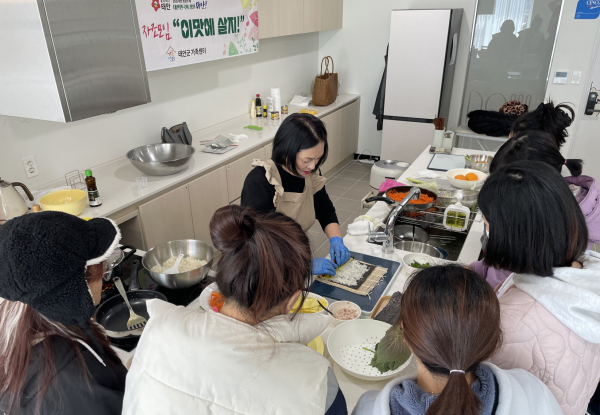 지난 15일 태안군가족센터 공유주방에서 진행된 ‘이맛에 살지’ 프로그램 모습.