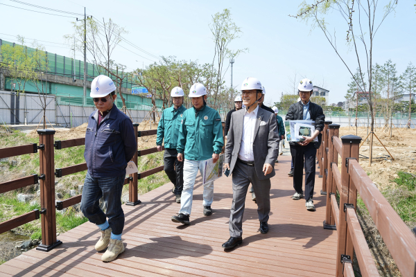 박상돈 천안시장 천안삼거리공원 현장방문 점검 모습