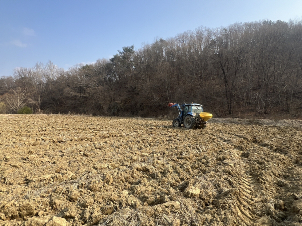저탄소농업 (바이오차 투입 모습)