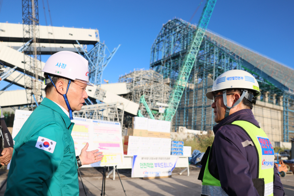 이정복 서부발전 사장이 지난해 9월 태안발전본부를 방문해 안전관리 현황을 점검하는 모습