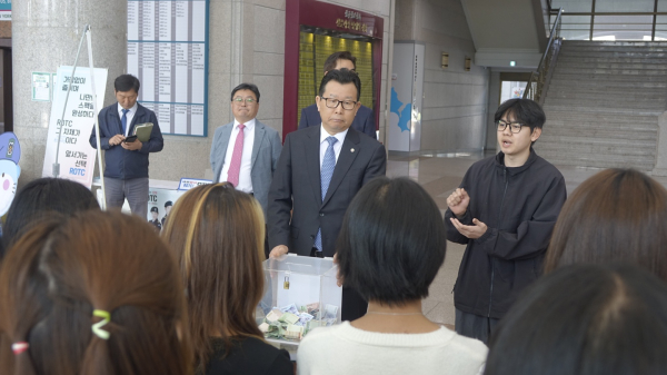 선문대 문성제 총장이 미얀마 유학생과 대화를 하고 있다