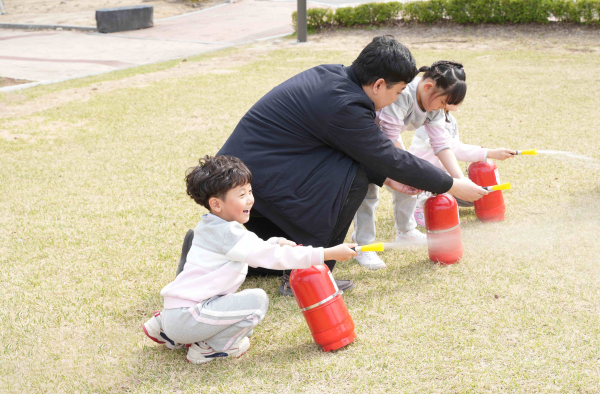 어린이집 원아들이 16일 교내 중앙공원에서 ‘한기대 안전 히어로’훈련용 소화기 체험에 참여했다.